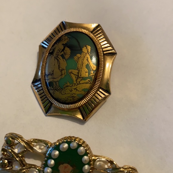 3/$30 vintage Gold Tone Brooches - Picture 5 of 7
